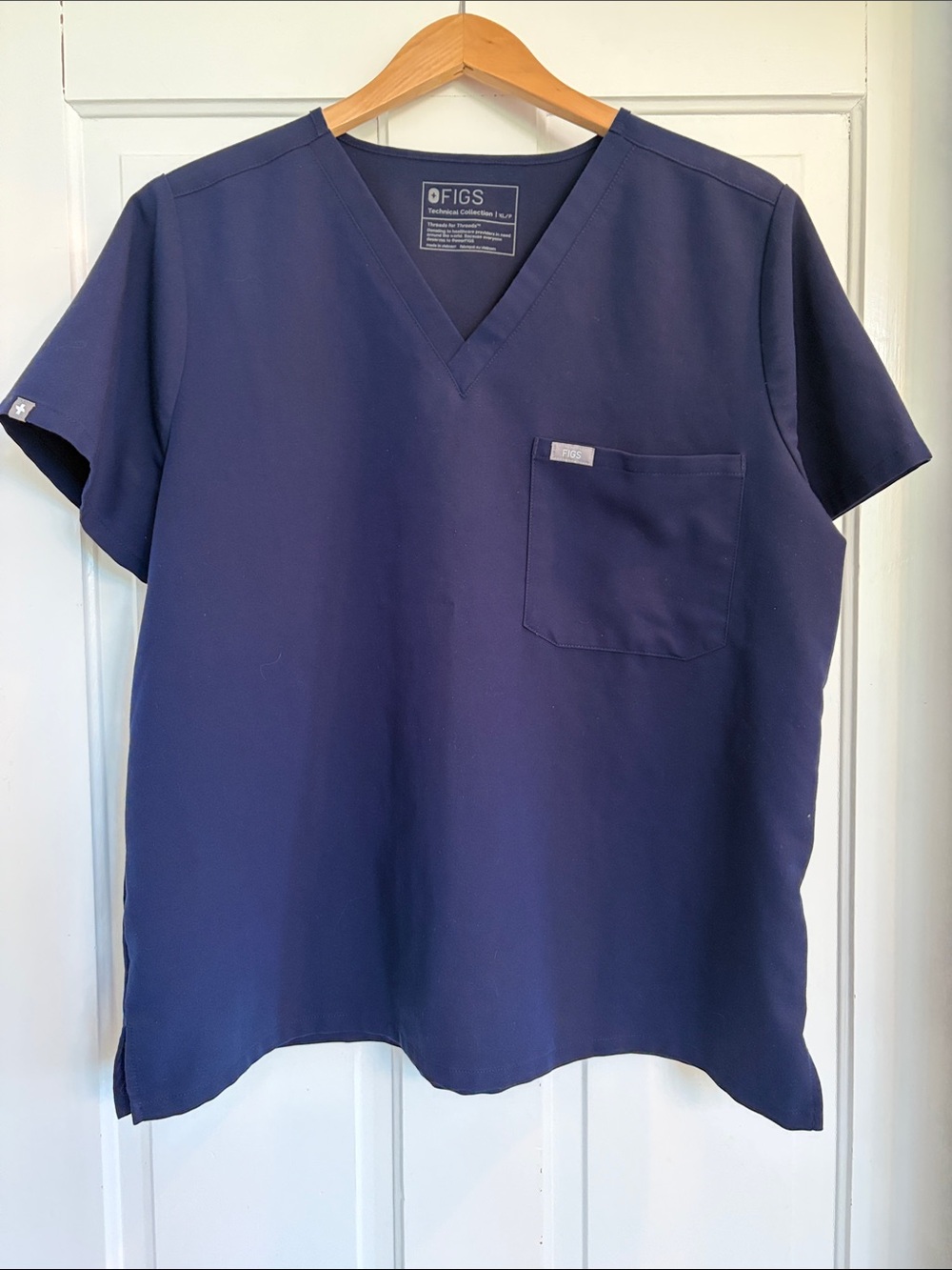 Figs Women’s Navy V-Neck Scrub Top with Chest Pocket Size XL Petite